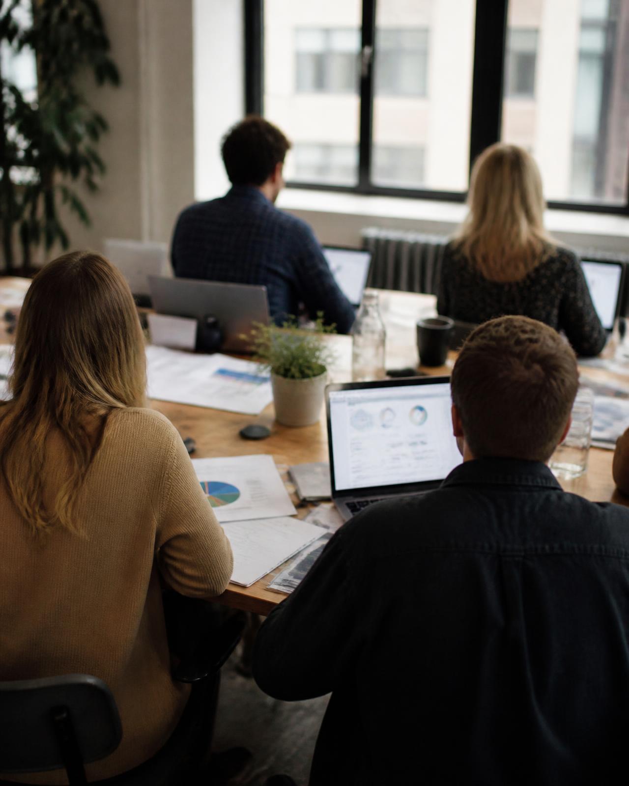 Équipe de marketing digital en réunion de travail